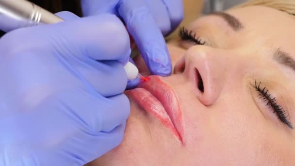 Tratamiento labial de primer plano. procedimiento de maquillaje permanente para los labios del cliente femenino — Vídeos de Stock