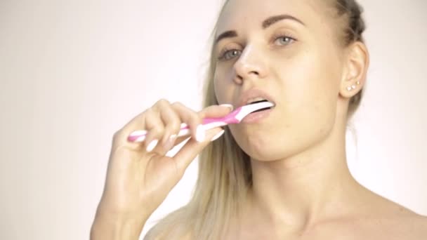 Jeune belle femme se brossant les dents — Video