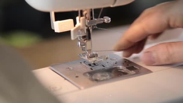 Hilo de costura en la aguja de la máquina de coser, máquina de coser y manos de mujer — Vídeo de stock
