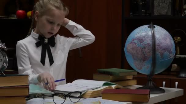 Colegiala haciendo la tarea, niña rubia estudiando en casa en la mesa. educación infantil. 4K — Vídeos de Stock