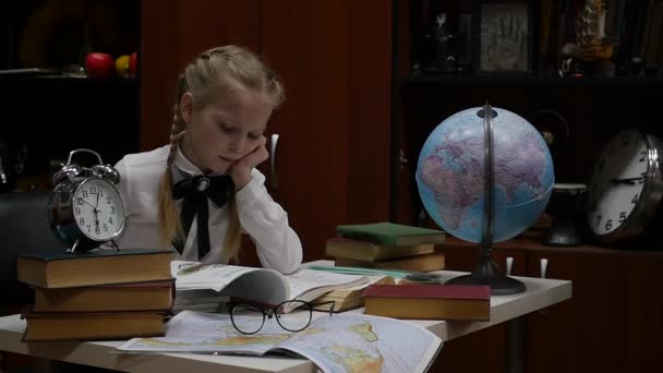 Colegiala haciendo la tarea, niña rubia estudiando en casa en la mesa. educación infantil. Movimiento lento — Vídeos de Stock