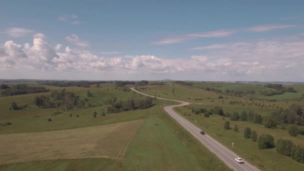 Letecký pohled. Zemědělská oblast po sklizni, venkovská silnice mezi poli. 4k — Stock video