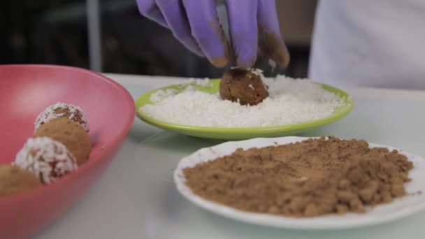 Preparazione caramelle al cioccolato fatte a mano a casa. Il pasticcere prepara i dolci. Decorare e fare torte rotonde al cioccolato — Video Stock