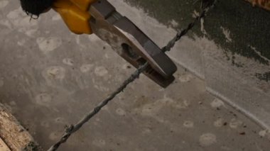 işçi ahşap kalıp, eski ev için yeni temel sökülür. işçi tel kesiciler ile metal tel keser