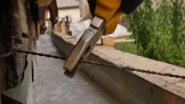 işçi ahşap kalıp, eski ev için yeni temel sökülür. işçi tel kesiciler ile metal tel keser