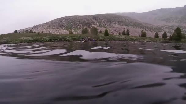 Instruktor potápění s mělkým potápěčským kurzem na vodní potápění v horském jezeře — Stock video