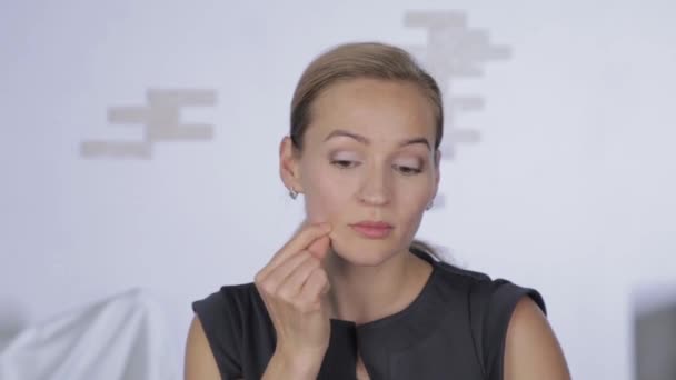 Preventie van huidveroudering, vrouw voert oefeningen voor een gezicht fitness. vrouw doet gezichtsmassage na een harde dag werk — Stockvideo
