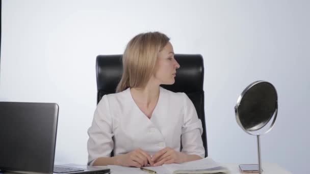 Auto-massagem no escritório, mulher fazendo massagem facial depois de um dia de trabalho duro. formação desportiva no local de trabalho — Vídeo de Stock