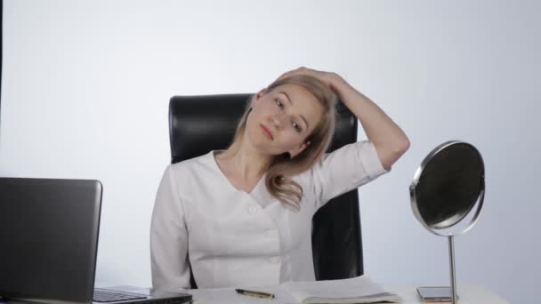 Oficina de auto-masaje, mujer haciendo masaje facial después de un duro día de trabajo. formación deportiva en el lugar de trabajo — Vídeos de Stock