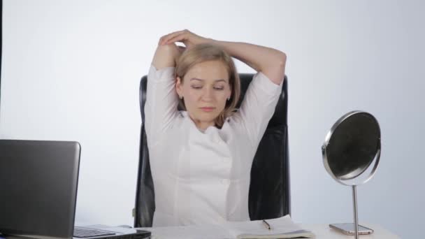 Oficina de auto-masaje, mujer haciendo masaje facial después de un duro día de trabajo. formación deportiva en el lugar de trabajo — Vídeos de Stock