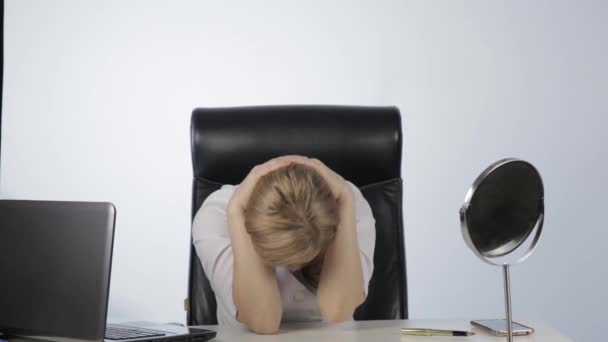 Auto-massage au bureau, femme faisant un massage facial après une dure journée de travail. formation sportive en milieu de travail — Video