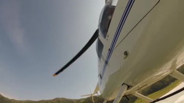 Helikopter havalanıyor. Küçük hafif havacılık. Bir pervanenin alt görünümü