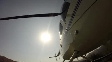İskoçya 'da alçaktan uçan bir helikopter. Küçük hafif havacılık. Bir pervanenin alt görünümü