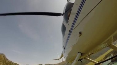 İskoçya 'da alçaktan uçan bir helikopter. Küçük hafif havacılık. Bir pervanenin alt görünümü