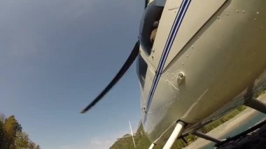 Helikopter kalkışa hazırlanıyor. İskoçya 'da alçaktan uçan bir helikopter. Küçük hafif havacılık. Bir pervanenin alt görünümü