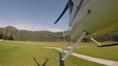 Helikopter, dağlık bir bölgedeki helikopter pistine iniyor. Küçük hafif havacılık. Bir pervanenin alt görünümü