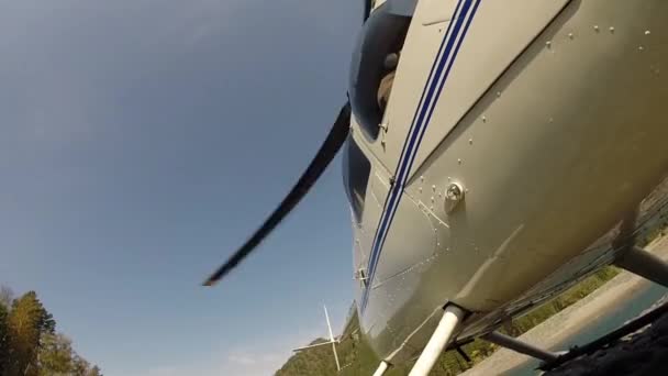 A helikopter felszállásra készül. alacsonyan repülő helikopter a hegyekben. Kis könnyű repülés. alsó nézet egy propeller pengék — Stock videók
