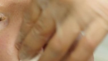 dudak büyütme bir klinikte. Doktor dudak enjeksiyon Botox yapıyor. 4k