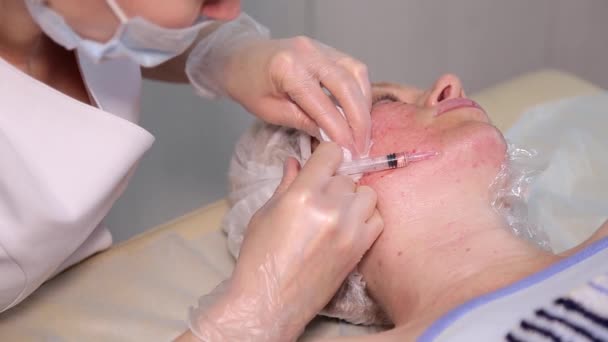美容品注射程序面对美容院的中间治疗程序。女性面部抗衰老注射 — 图库视频影像