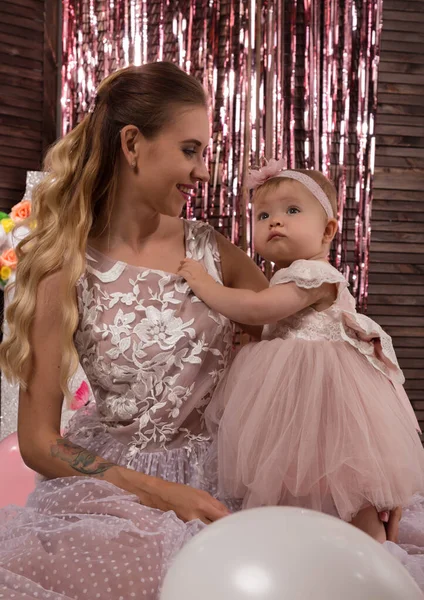 Beau petit bébé à la mode en robe rose. petite princesse pose comme une poupée avec sa mère — Photo