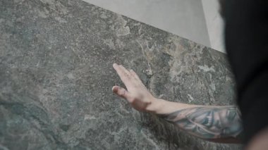 Yetenekli işçiler modern bir kurulumda desenli fayans yüzeyleri oluşturmak için araçlar kullanır.