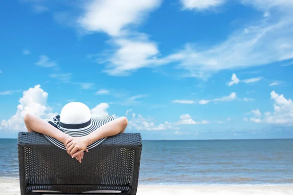 Mujer Relajante Playa Lujo Fondo Azul Cielo Concepto Verano — Foto de Stock