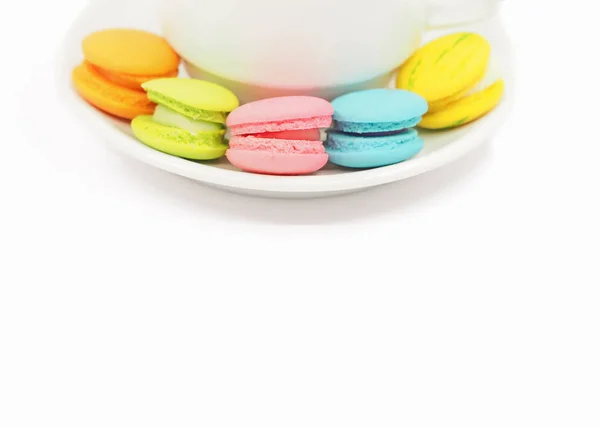 Biscuits Macaron Colorés Avec Tasse Thé Sur Fond Blanc Espace — Photo