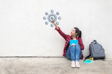 Asyalı kadınlar eğitim ve ödemeler online alışveriş ve simge müşteri ağıyla ilgili ekranda dokunmatik ekranın kullanılması kahve fincanı ile. Yaşam tarzı kavramı