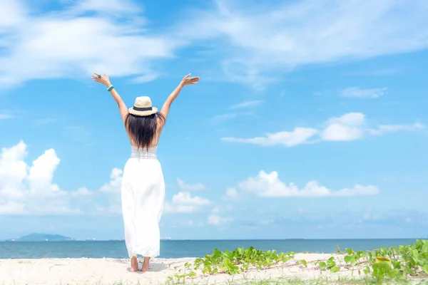 Uśmiecha Się Kobieta Sobie Lato Białej Sukni Moda Spaceru Plaży — Zdjęcie stockowe