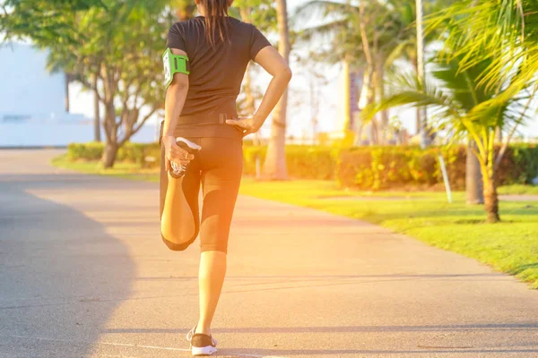 Vida Saudável Asiático Fitness Mulher Corredor Esticando Pernas Antes Executar — Fotografia de Stock