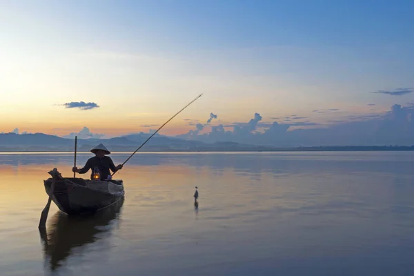 Acción Del Pescador Cuando Pesca Lago Mañana Del Sol Pescador — Foto de Stock