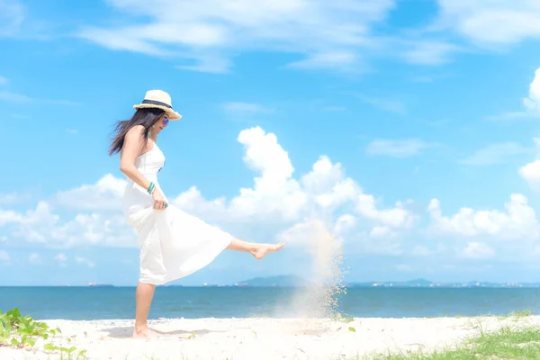 Sonriente Mujer Asiática Blanca Vistiendo Moda Verano Caminando Playa Arena —  Fotos de Stock