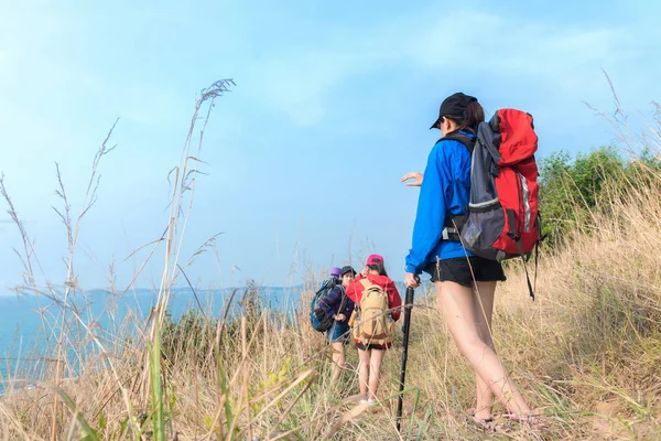 亚洲年轻女子的徒步旅行者带着背包漫步在高山蓝天上 旅行者去野营 Concep — 图库照片