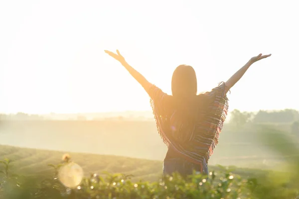 Lifestylereisende Frauen Die Sich Auf Der Naturteefarm Morgen Des Sonnenaufgangs — Stockfoto