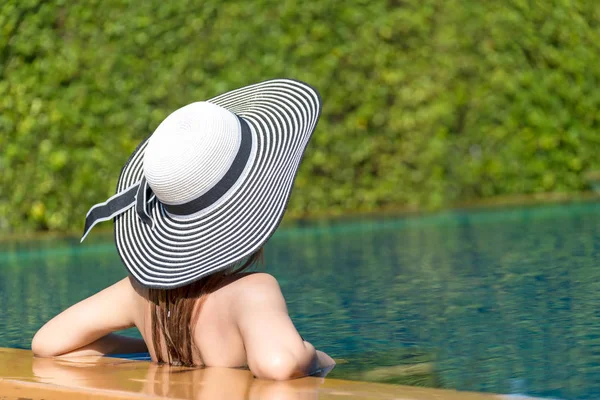 Estilo Vida Jovem Mulher Tão Feliz Grande Chapéu Relaxante Luxo — Fotografia de Stock