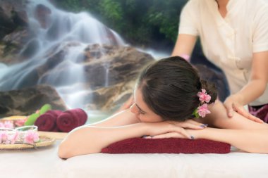 SAP masaj şelale doğada. Masör Masaj ile tedavi şeker fırçalayın Thai spa yaşam tarzı Asyalı kadın vücudunda yapıyor o yüzden rahatla ve lüks. Sağlıklı kavramı