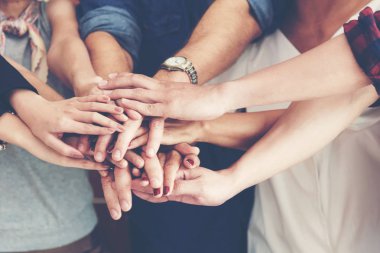 Ekip çalışması başarı. Üstten görünüm Executive iş adamları ekip ekip çalışması gösterilen ve eller katılma veya beş office ortak işletmede toplantıdan sonra vermek mutlu grup. İş kavramı.