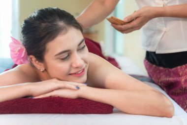 SAP masaj. Masör masaj ile tedavi Şeker fırçalayın Thai spa yaşam tarzı Asyalı kadın vücudunda yapıyor o yüzden rahatla ve lüks. Sağlıklı kavramı