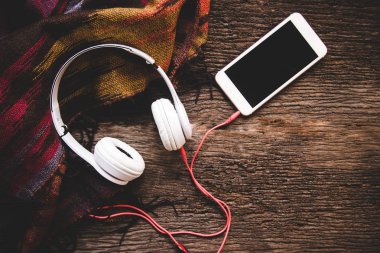 Sıcacık kış arka plan, hatmi ve kulaklık müzik, sıcak örme kazak, vintage sesi ile sıcak kahve. Yaşam tarzı ve müzik concep