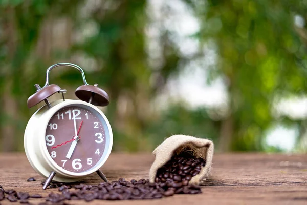 Reloj Despertador Con Granos Café Mesa Madera Con Luz Mañana — Foto de Stock