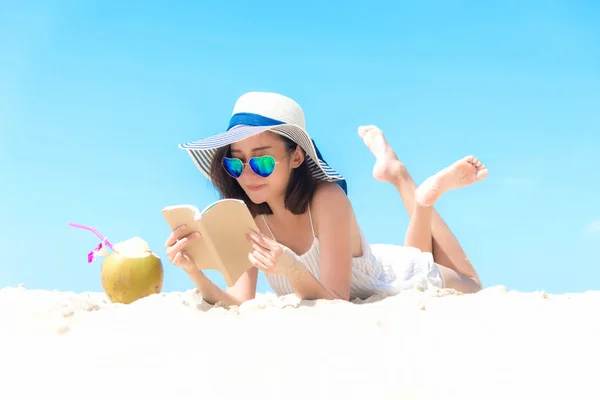 Vacaciones Verano Mujeres Asiáticas Oliendo Relajarse Leer Libro Beber Coctel —  Fotos de Stock