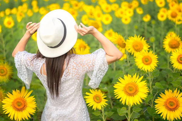 Weergave Van Reizen Levensstijl Vrouwen Met Handen Omhoog Hoed Zonnebloem — Stockfoto