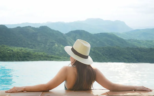 Visão Traseira Estilo Vida Feliz Mulheres Relaxam Desfrutam Piscina Olhando — Fotografia de Stock