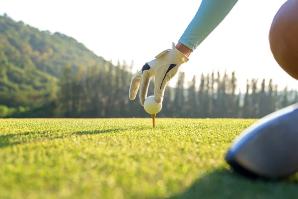 Mano Golfista Mujer Poniendo Pelota Golf Tee Con Club Campo — Foto de Stock