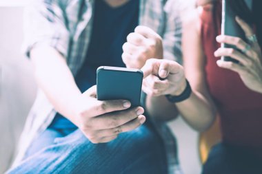 Oturma ve smartphone için bağlantı teknolojisini kullanan arkadaş grubu ve proje ve iş kadar birlikte başlar. Teknoloji kavramı.