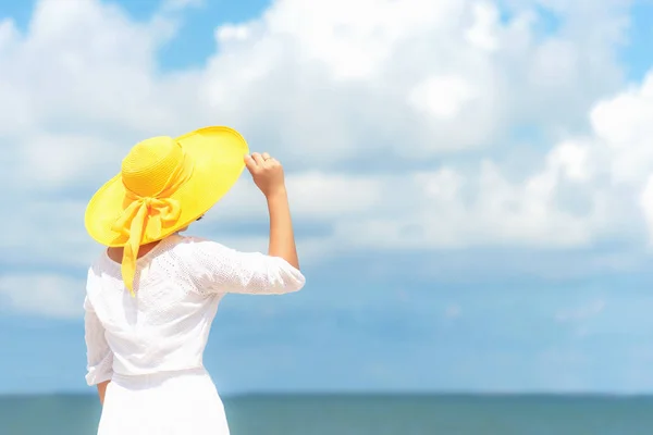 Kadın Giyiyor Moda Beyaz Elbise Yaz Kum Okyanus Plaj Güzel — Stok fotoğraf