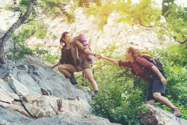 Group Hiker Woman Helping Her Friend Climb Last Section Sunset — Stock Photo, Image