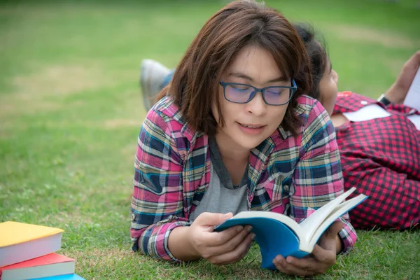 Asiático Jovens Mulheres Amigos Lendo Livro Grama Fora Para Educação — Fotografia de Stock