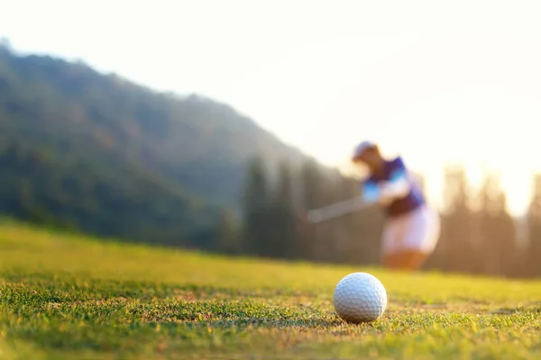 Golfista Asiatico Donna Messa Fuoco Pallina Golf Sul Verde Golf — Foto Stock