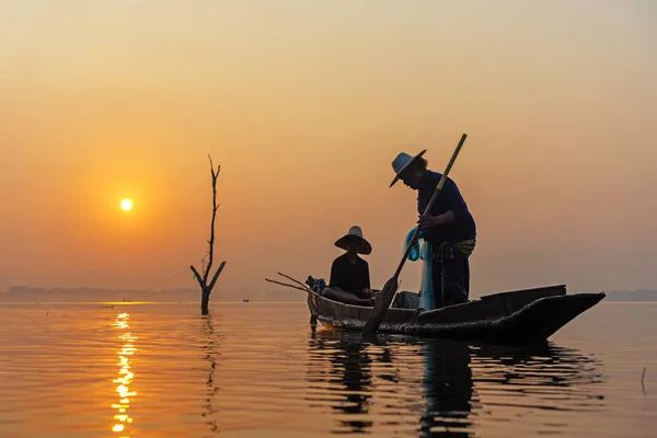 Acción Del Pescador Cuando Red Pesca Lago Mañana Del Sol — Foto de Stock